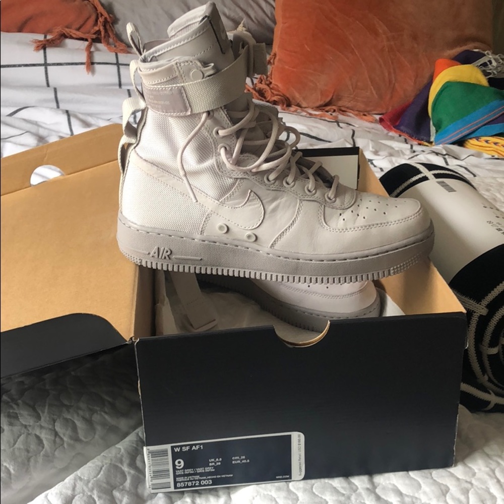 Nike hightops airforce 1s
